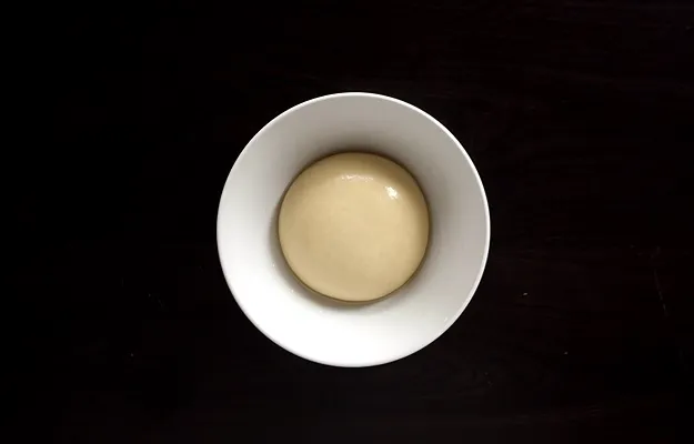 Frisch gekneteter, elastischer Strudelteig, vorbereitet für ein einfaches Strudel Rezept