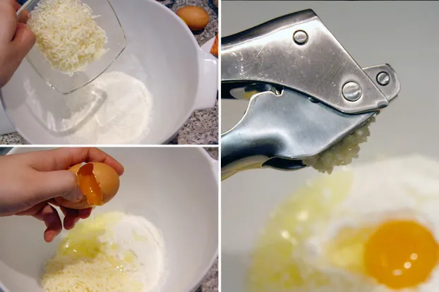 Frisch gekochte Brokkoliröschen werden in einer Schüssel mit Eiswasser abgeschreckt, um ihre leuchtend grüne Farbe zu bewahren