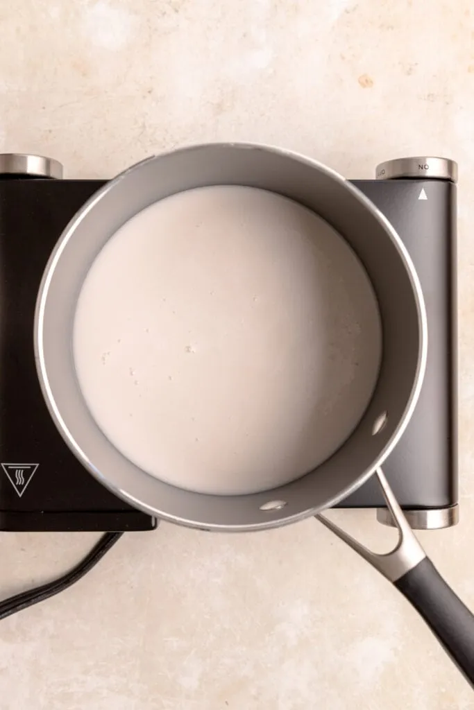 Frisch gekochter Grießbrei in einer Schale, dampfend und bereit für die Toppings.