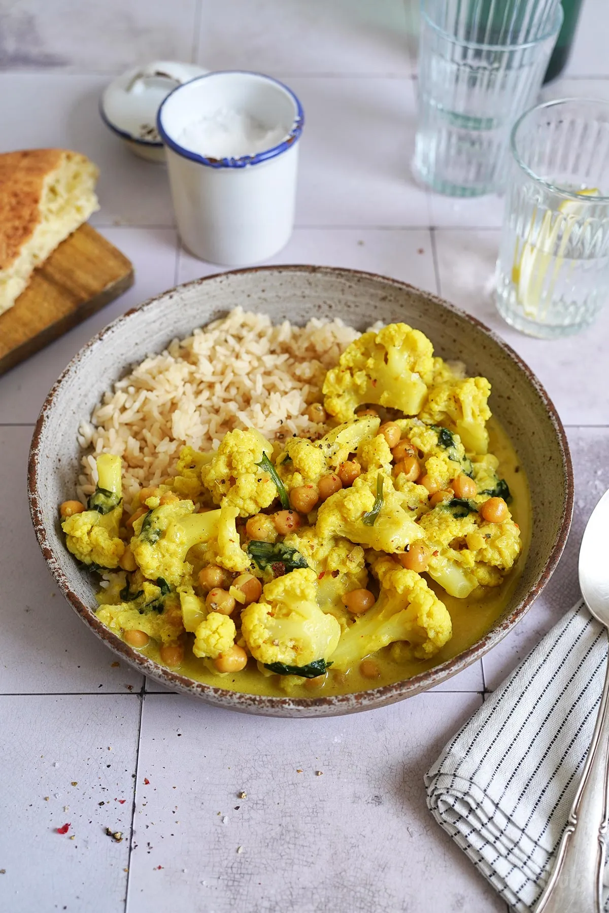 Frisch gekochtes Kichererbsen Curry mit Blumenkohl in einem Topf, bereit zum Servieren