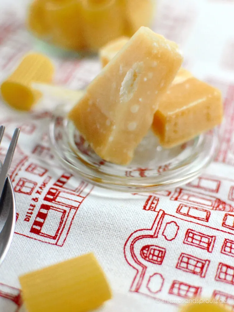 Frisch geriebener Parmesan, eine Schlüsselzuta für die cremige Sauce der vegetarischen Pasta