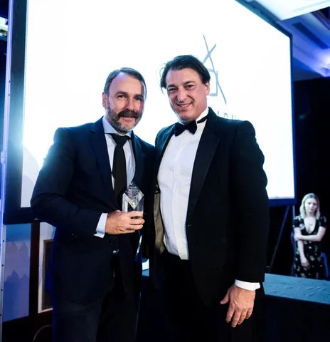 Frisch geröstete Kaffeebohnen, Symbol für die kompromisslose Qualität deutscher Kaffeeröster.