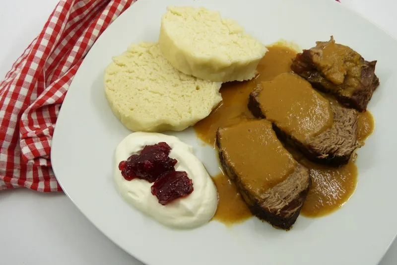 Frisch geschnittene Hefeknödel als perfekte Beilage zu Knödel mit Fleisch