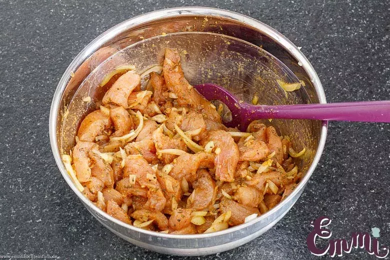 Frisch geschnittenes Gyrosfleisch in einer Schüssel, bereit für die Marinade mit Kräutern und Gewürzen, für ein perfektes Gyros Rezept