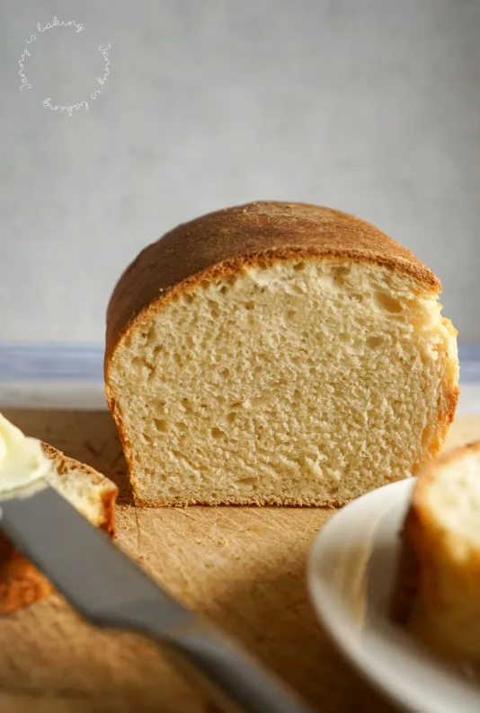 Frisch geschnittenes Toastbrot mit Buttermilch, zeigt die weiche Krume