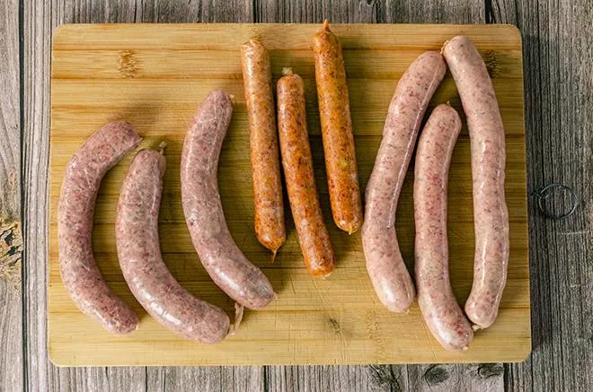 Frisch gewolfenes Wurstbrät bereit zur Weiterverarbeitung für Bratwurst Rezepte
