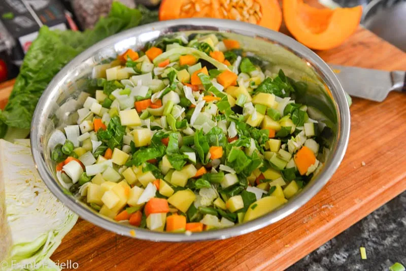 Frisch gewürfelte Gemüsesorten bereit für die Minestrone alla Genovese