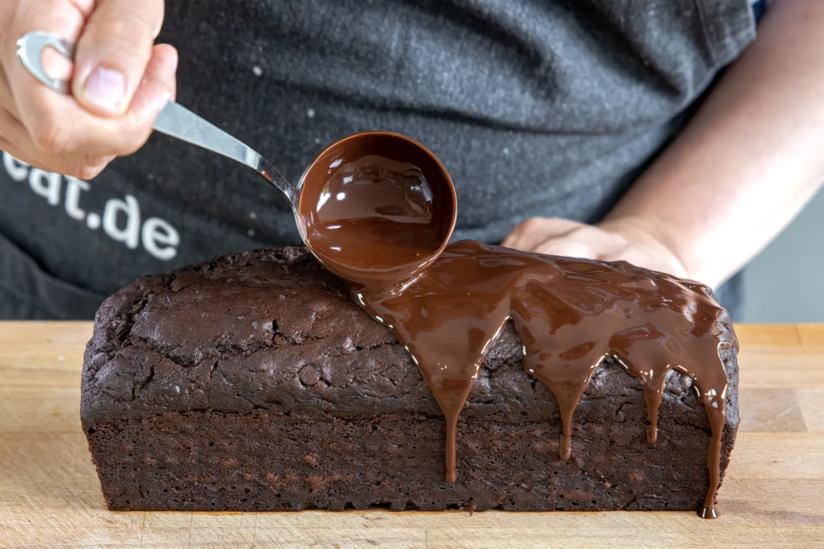 Frisch glasierter Schokoladenkuchen, ideal zum Verschicken