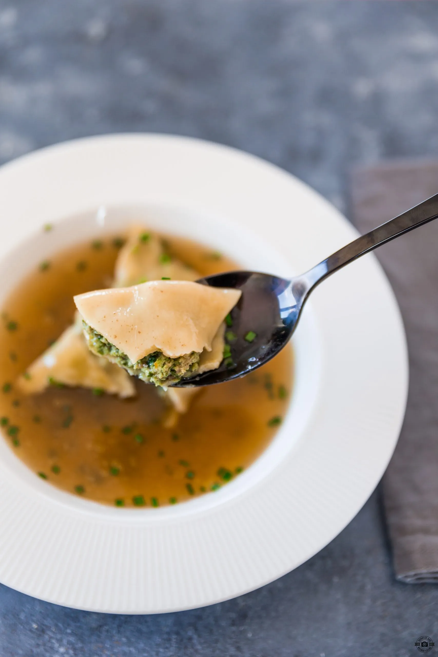 Frisch zubereitete Maultaschen-Rollen, bereit zum Zerteilen und Garen