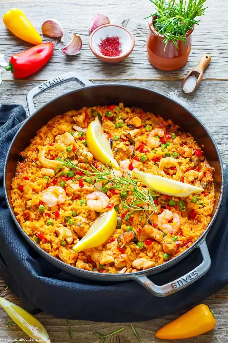 Frisch zubereitete Paella mit Huhn und Meeresfrüchten in einer klassischen Paellapfanne