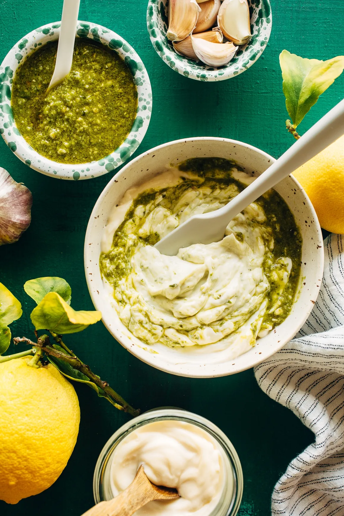 Frisch zubereitete Pesto Aioli in einer Schüssel, bereit zum Servieren als köstlicher Dipp oder Brotaufstrich