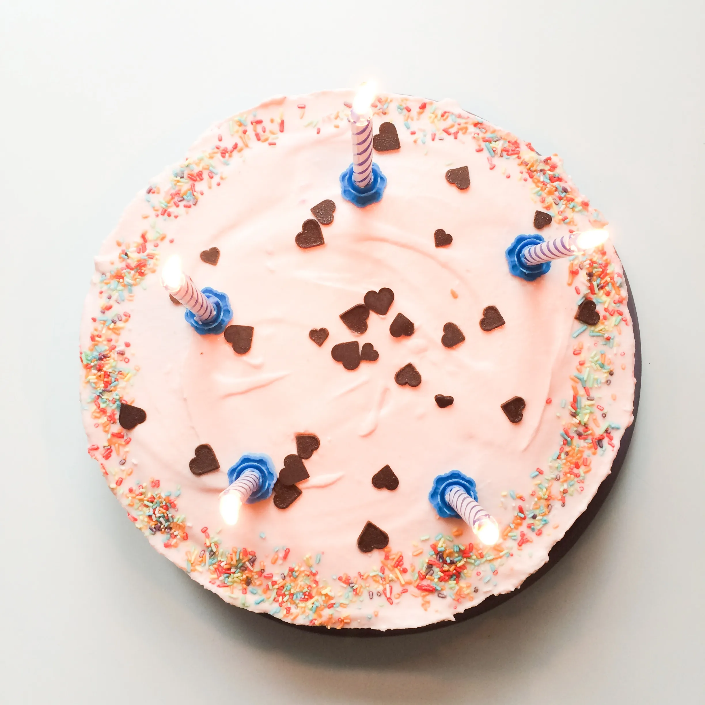 Frisch zubereitete Philadelphia Torte mit üppigem Erdbeerbelag, bereit zum Kühlen für eine festliche Kaffeetafel oder den 29. Geburtstag.