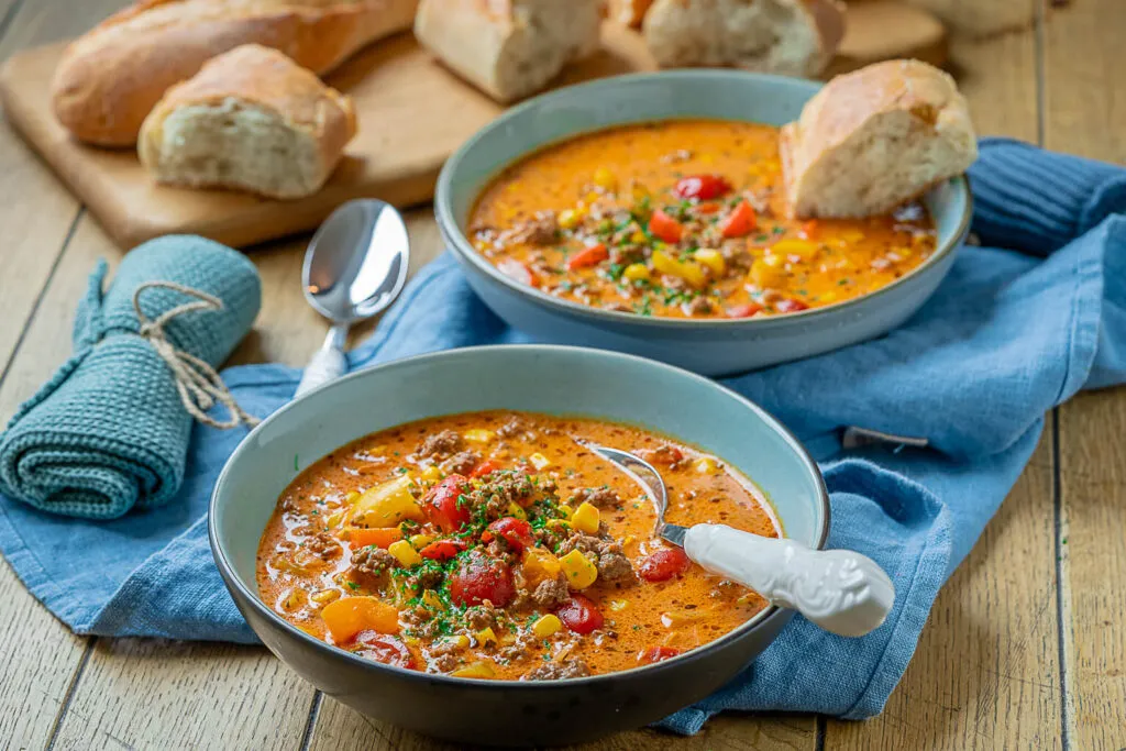 Frisch zubereitete Pizzasuppe mit Käse und Brot, als ideale einfache Suppe mit wenig Zutaten.