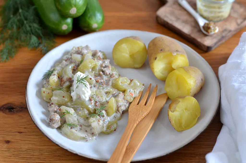 Frisch zubereitete Schmorgurken mit Hackfleisch und Dill, angerichtet in einer Pfanne.