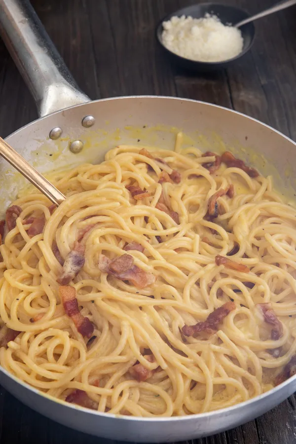 Frisch zubereitete Spaghetti Carbonara in einer silbernen Pfanne