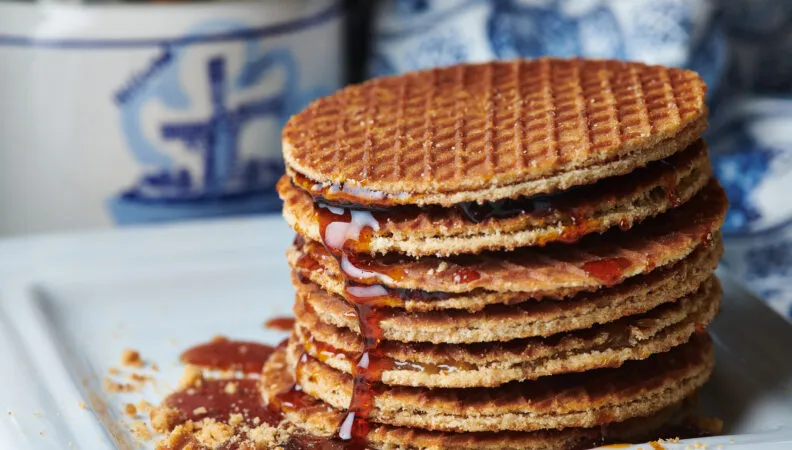 Frisch zubereitete Stroopwafels auf einem Marktstand, ein süßer Genuss der niederländischen Küche