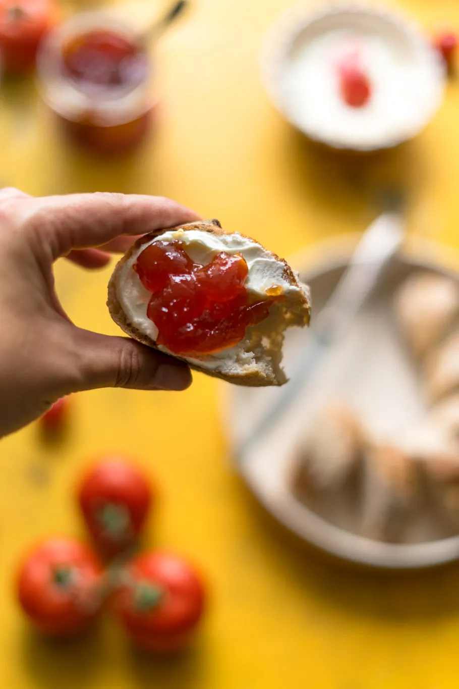Frisch zubereitete Tomatenmarmelade in kleinen Gläsern bereit zum Einkochen