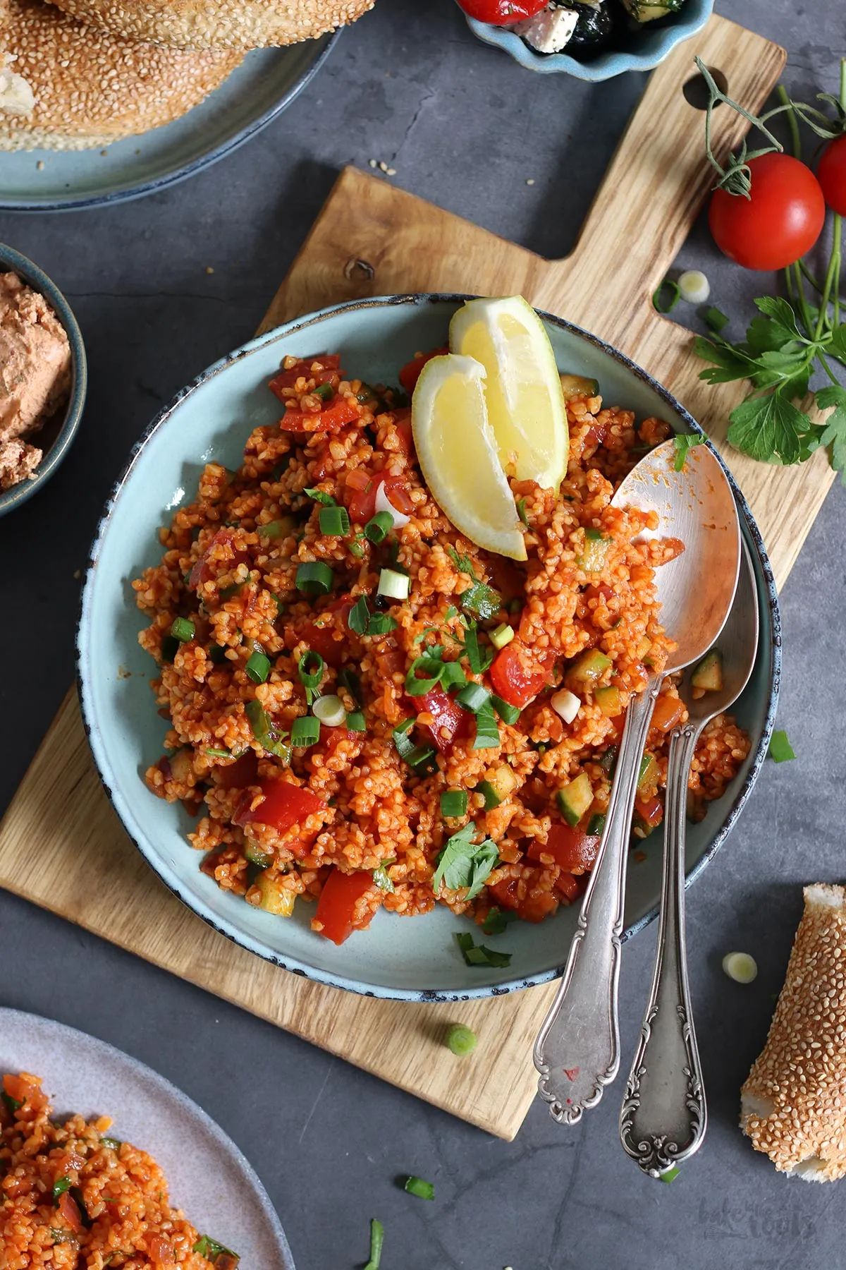 Frisch zubereiteter Bulgursalat mit vielen frischen Kräutern und Gemüse