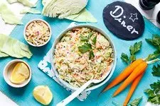 Frisch zubereiteter Coleslaw Salat servierfertig