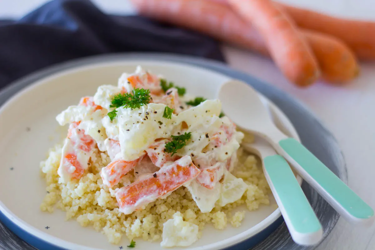 Frisch zubereiteter Couscous mit Gemüse und cremiger Soße, ideal für gesunde Kinderernährung in deutschen Familien