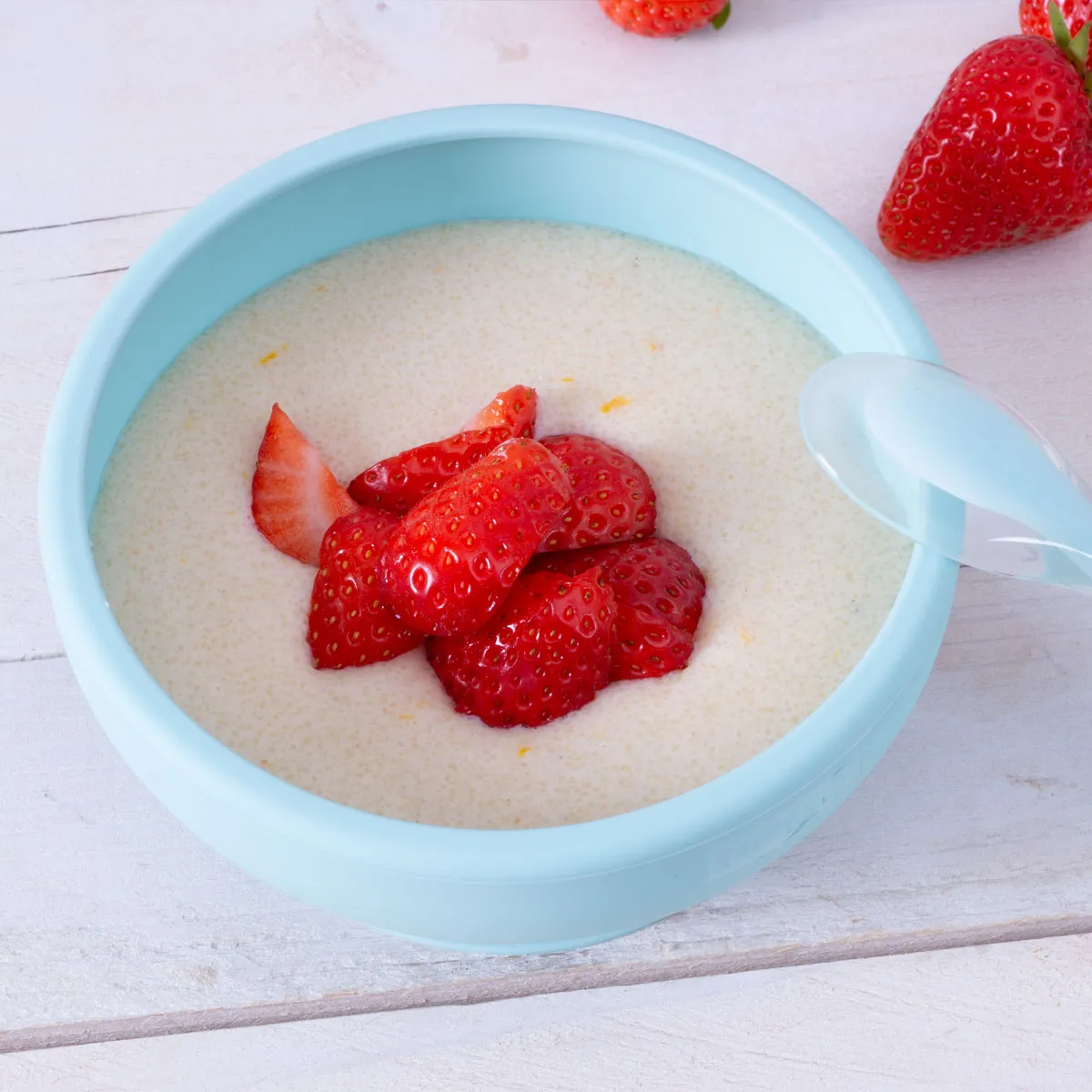 Frisch zubereiteter Grießbrei, garniert mit leuchtend roten Erdbeeren, präsentiert in einer ansprechenden Schale, ideal als gesundes Frühstück oder leichtes Dessert. Ein perfektes Beispiel für das klassische Grießbrei Grundrezept.