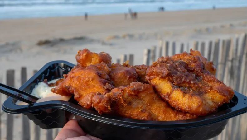 Frisch zubereiteter Kibbeling mit cremiger Soße, ein klassischer niederländischer Fisch-Snack
