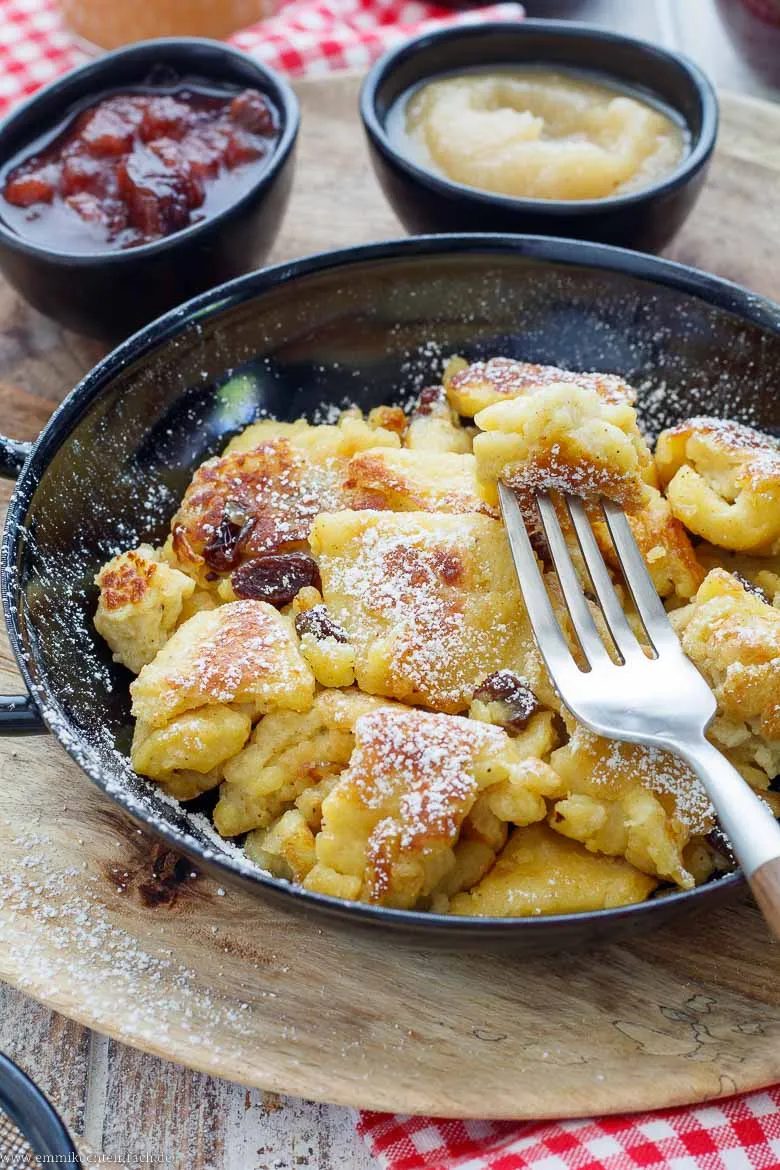 Frisch zubereiteter, klassischer Kaiserschmarrn mit Puderzucker bestreut auf einer Platte