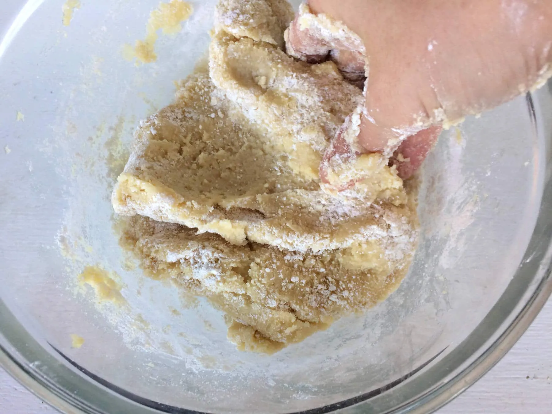 Frisch zubereiteter Mandelhörnchen-Teig in einer Rührschüssel, bereit zum Kühlen