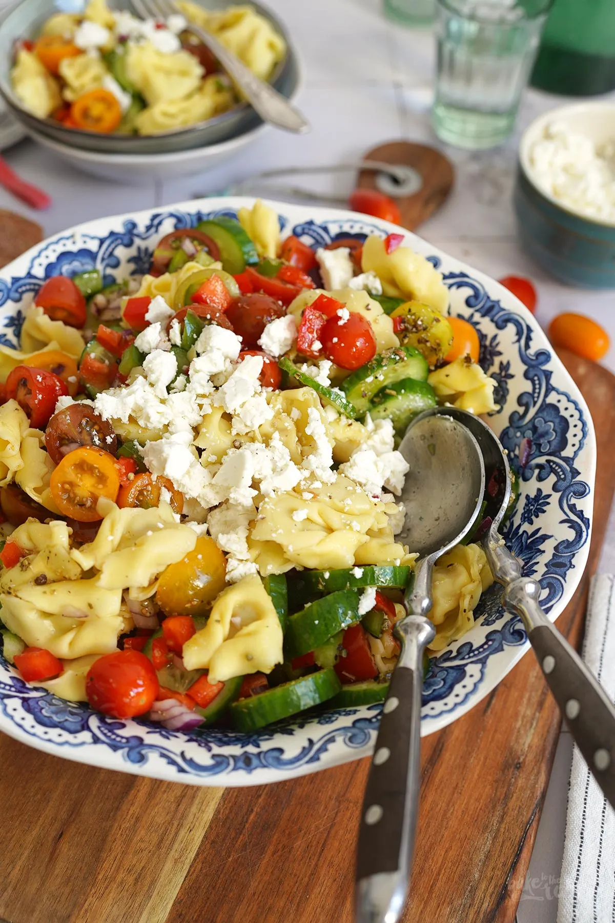 Frisch zubereiteter mediterraner Tortellini Salat in einer großen Servierschüssel, perfekt für den Sommer