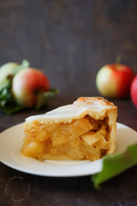 Frisch zubereiteter Mürbeteig für den Apfelkuchen, vor dem Kühlen als Ball geformt.