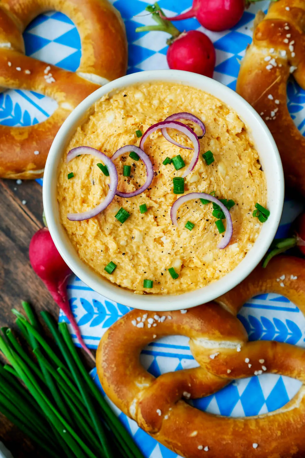 Frisch zubereiteter Obazda als herzhafte Brotzeit-Beilage mit Brezeln