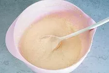 Frisch zubereiteter Spätzleteig ruht abgedeckt im Kühlschrank