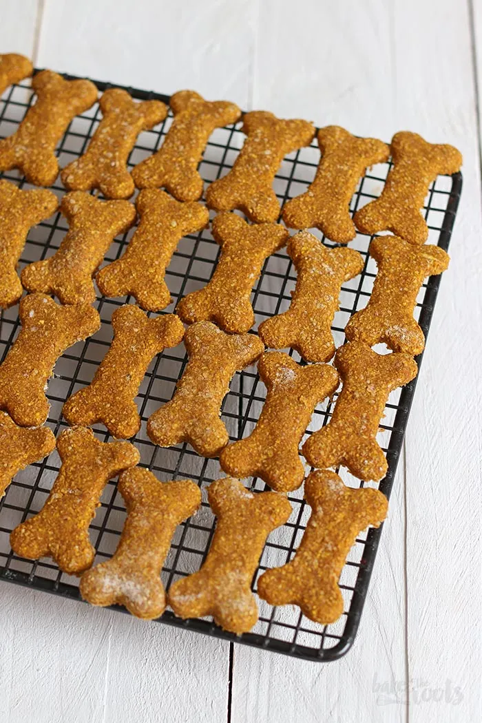 Frisch zubereiteter Teig für Hundekekse in einer Rührschüssel