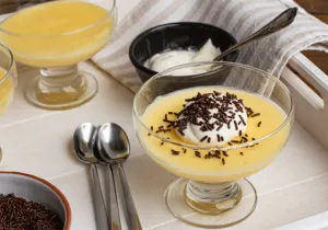 Frisch zubereiteter Vanillepudding in einer Schüssel zum Abkühlen