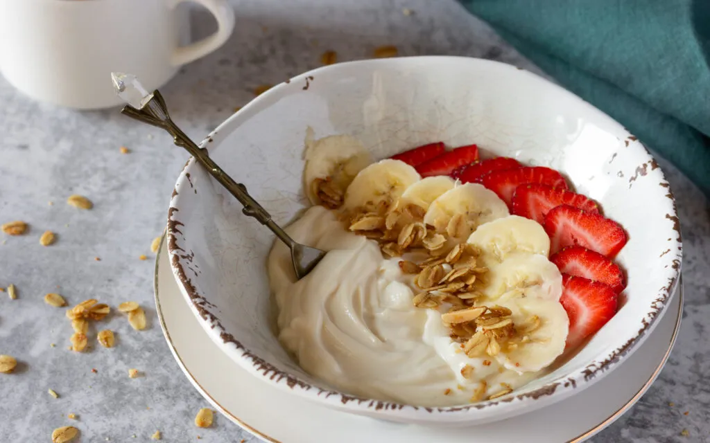 Frisch zubereiteter veganer Quark in einem Schälchen