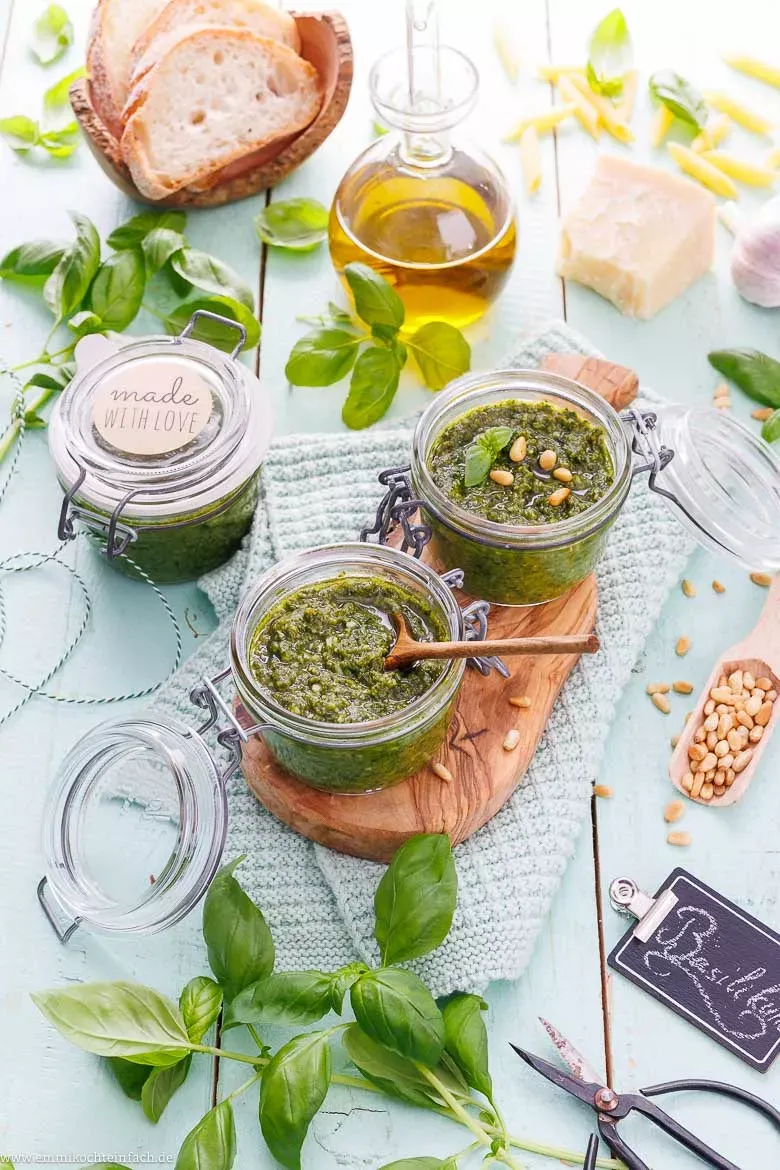 Frisch zubereitetes Basilikumpesto im Glas, garniert mit Basilikumblättern