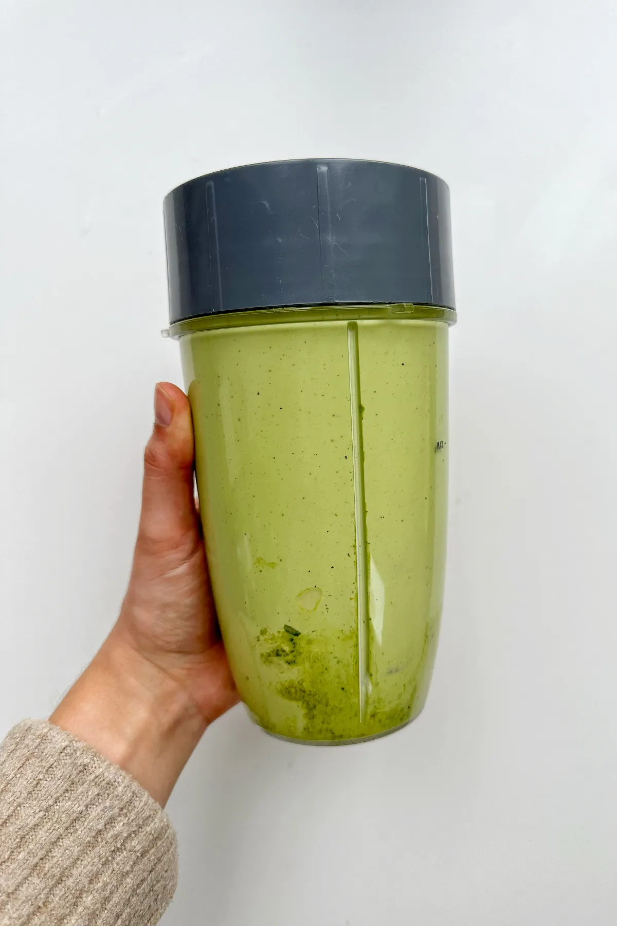 Frisch zubereitetes, grünes Avocado Pesto nach dem Mixen, bereit zum Servieren.