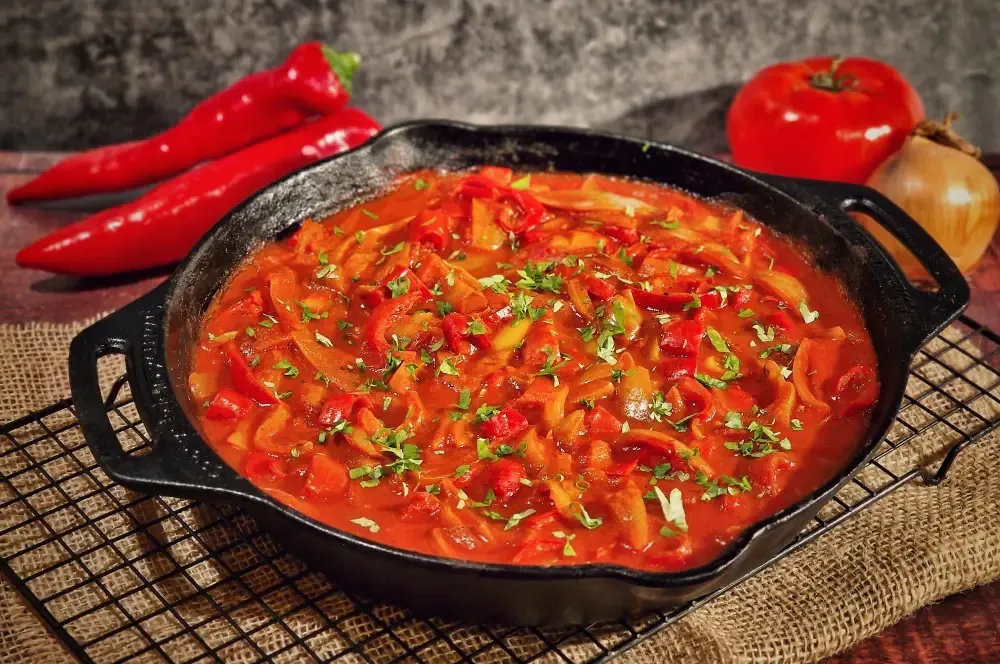 Frisch zubereitetes Letscho, das aromatische ungarische Paprikagemüse, fertig zum Servieren als Beilage oder Hauptgericht.