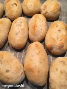 Frische Aufbackbrötchen fertig gebacken