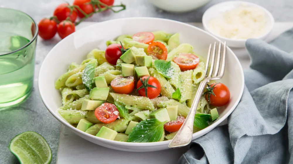 Frische Avocado-Pasta mit Kirschtomaten und cremigem Pesto