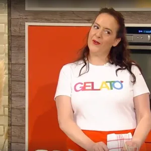 Frische Beeren-Eis am Stiel erhält einen Schokoladenüberzug für den perfekten Genuss bei ZDF Volle Kanne.