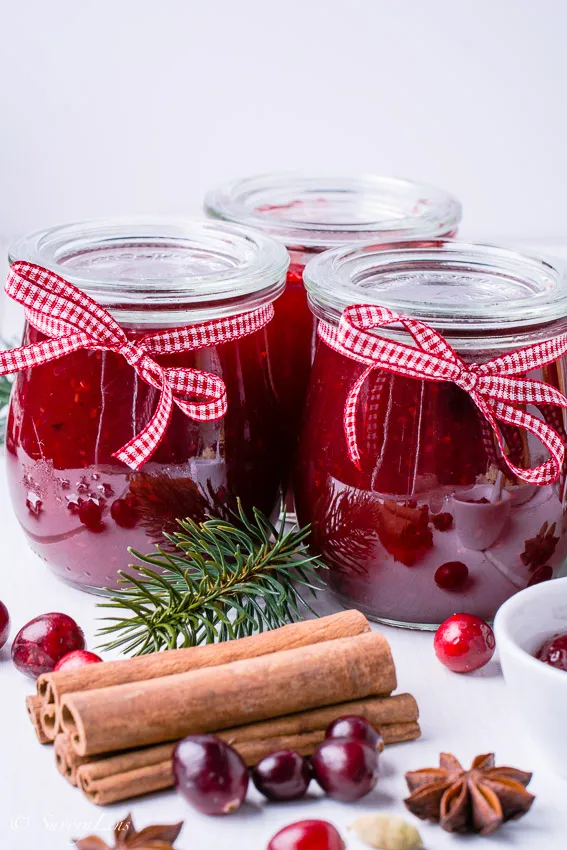 Frische Beeren und Birnen als Zutaten für die hausgemachte Weihnachtsmarmelade