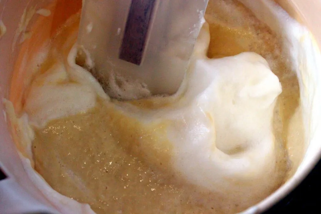 Frische Egli Filets und grüne Spargeln bereit für die Zubereitung des Bierteig-Rezepts