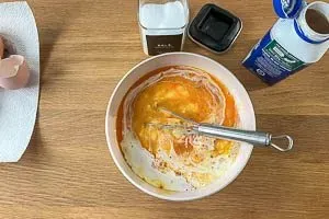 Frische Eier, Sahne, Salz und Mineralwasser für das Omelett Rezept verquirlen