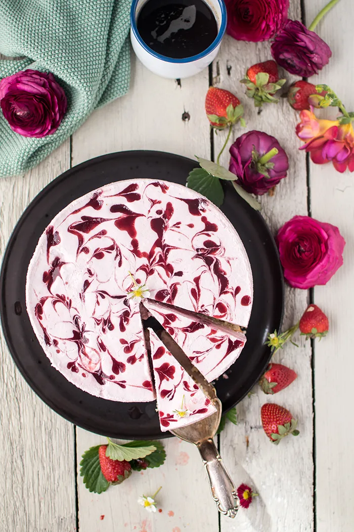 Frische Erdbeere in der Hand, direkt vom Feld, als gesunder Snack