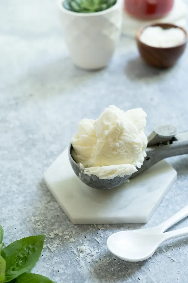 Frische Erdbeeren und eine Orange als Zutaten für die Sauce