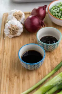 Frische Garnelen, Knoblauch und Zwiebeln für eine aromatische Reis-Pfanne