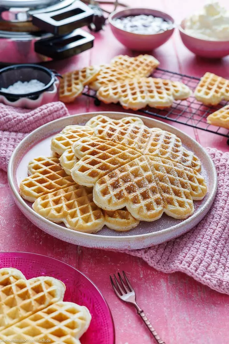 Frische, goldbraune Herzwaffeln nach Omas traditionellem Rezept, perfekt fluffig und bereit zum Servieren