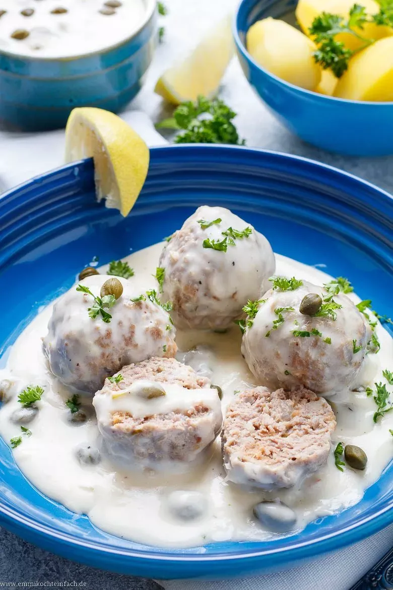 Frische Hackbällchen für Königsberger Klopse, bereit zum Garen in würzigem Sud.