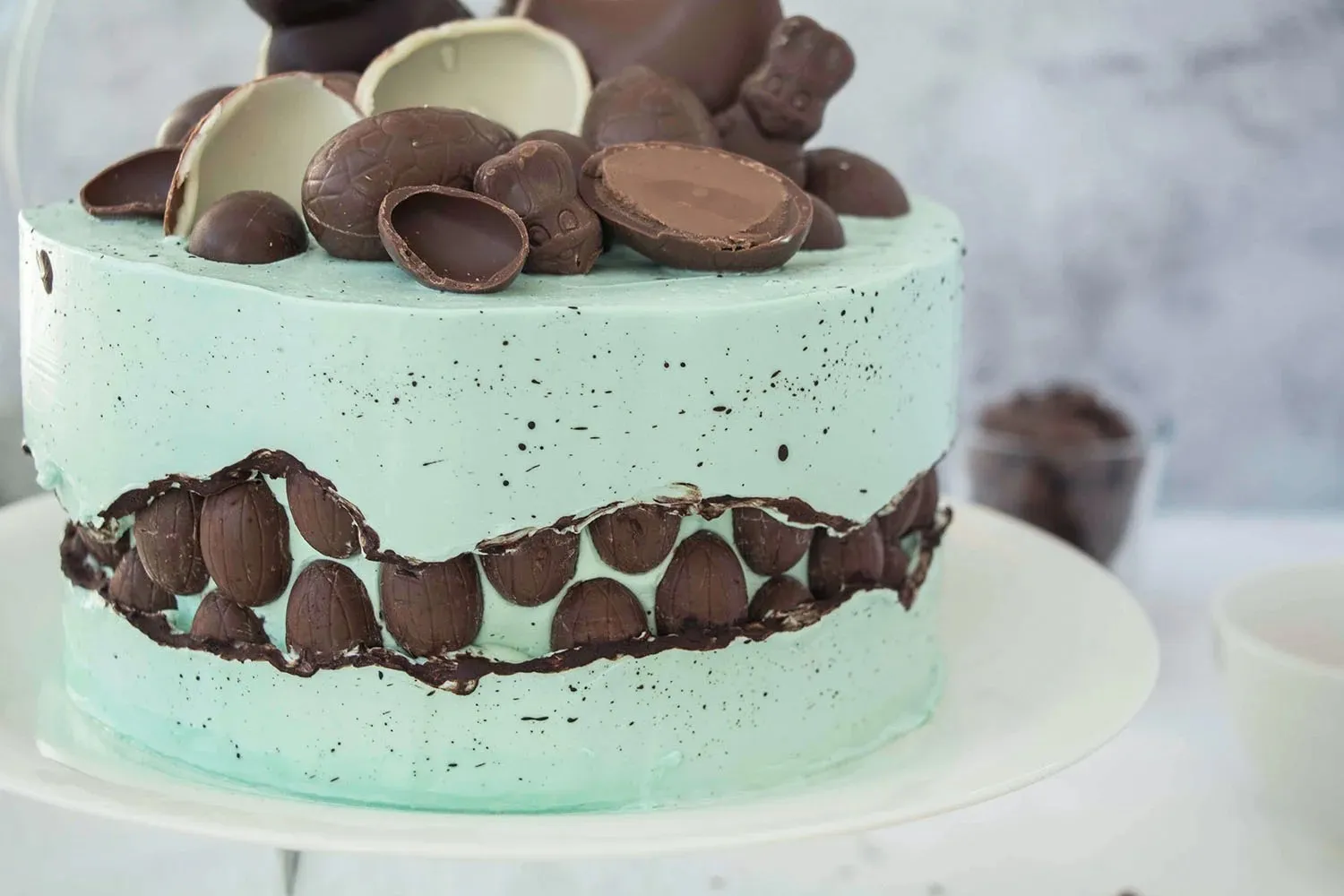 Frische Himbeer-Frischkäse-Creme als Füllung für die Schichten der Oster-Fault Line Torte